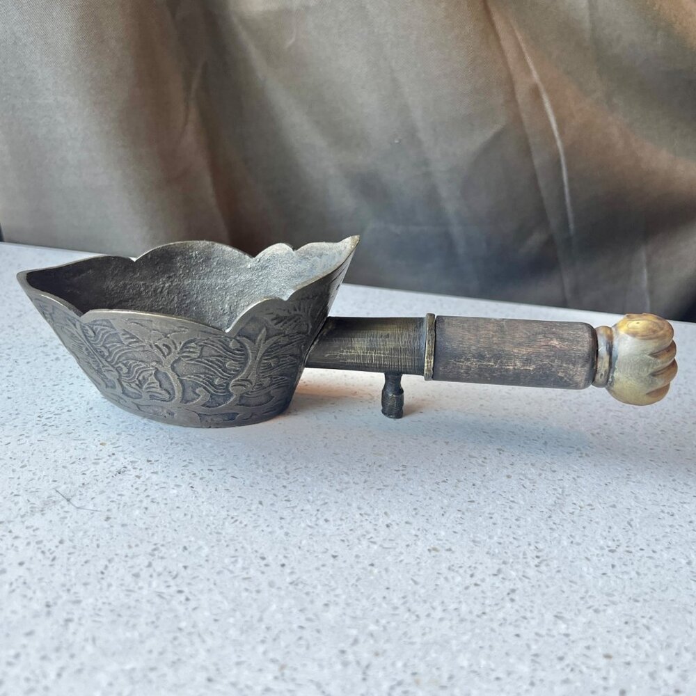 Antique Brass Chinese Silk Iron With Engraved Floral Design & Wooden Handle Fist - Picture 6 of 15